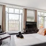 Une Vue Sur Les Champs-Elysees