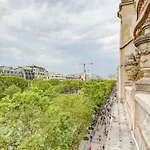 Une Vue Sur Les Champs-Elysees